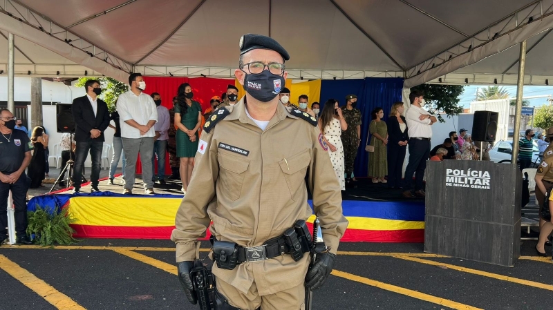 A solenidade faz parte das honrarias para o oficial que está assumindo o comando da unidade militar.