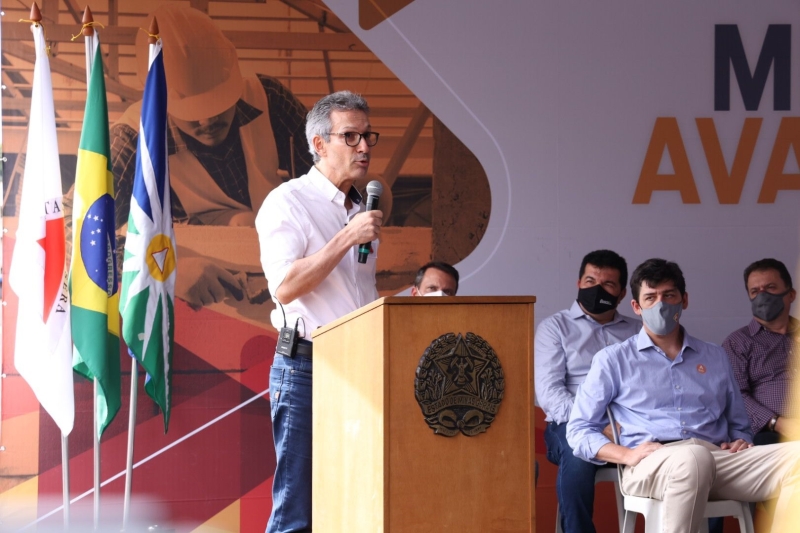 O prefeito Renato e a vice-prefeita Maria Cecília acompanhados do anfitrião de Uberlândia, prefeito Odelmo Leão e do governador de Minas Romeu Zema, que anunciou 300 milhões de reais para rodovias da região.