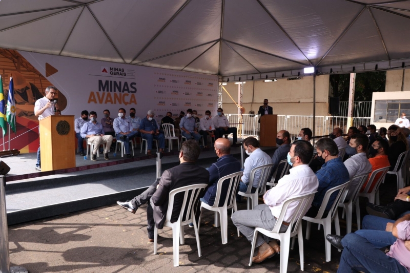 O prefeito Renato e a vice-prefeita Maria Cecília acompanhados do anfitrião de Uberlândia, prefeito Odelmo Leão e do governador de Minas Romeu Zema, que anunciou 300 milhões de reais para rodovias da região.