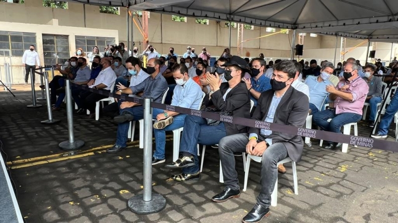 O prefeito Renato e a vice-prefeita Maria Cecília acompanhados do anfitrião de Uberlândia, prefeito Odelmo Leão e do governador de Minas Romeu Zema, que anunciou 300 milhões de reais para rodovias da região.