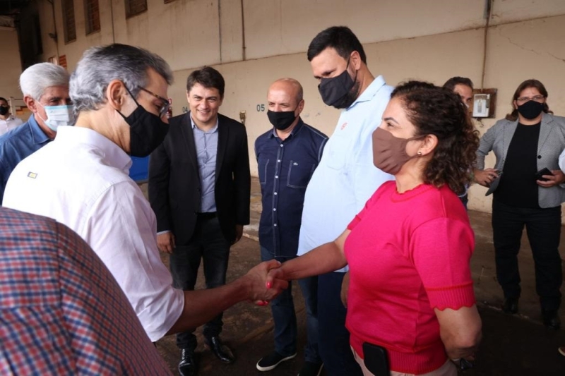 O prefeito Renato e a vice-prefeita Maria Cecília acompanhados do anfitrião de Uberlândia, prefeito Odelmo Leão e do governador de Minas Romeu Zema, que anunciou 300 milhões de reais para rodovias da região.