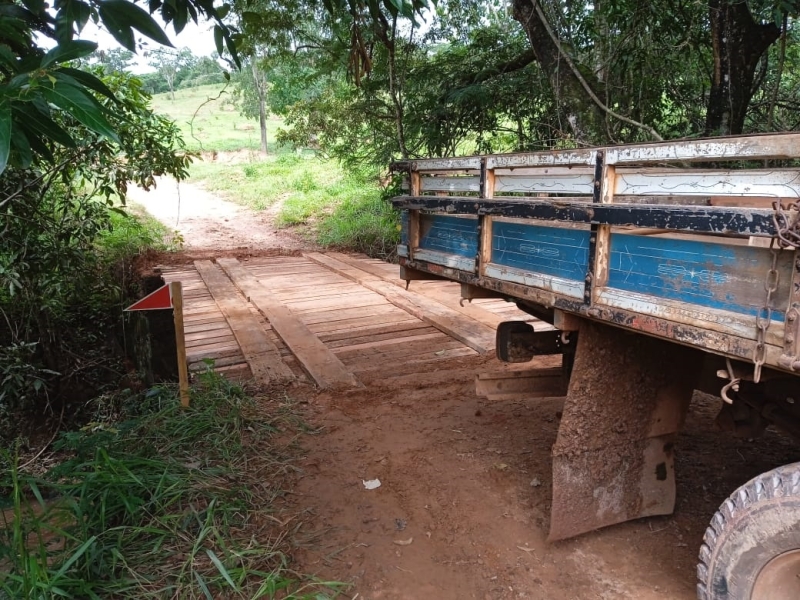 A Prefeitura de Araguari, através da Secretaria de Obras segue o trabalho com cronograma atualizado no reparo de pontes na zona rural do município. Na manhã desta sexta-feira (18), foram finalizados os serviços com a entrega de uma ponte muito utilizada na região da Ponte Preta.