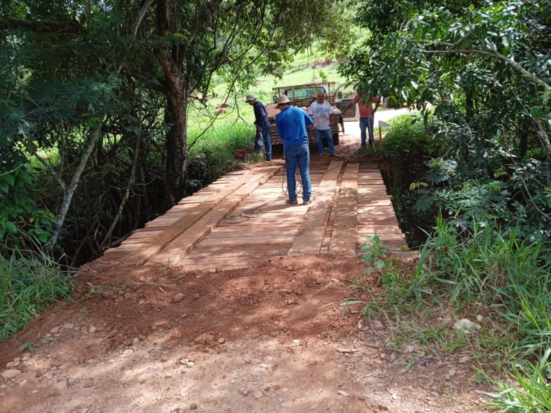A Prefeitura de Araguari, através da Secretaria de Obras segue o trabalho com cronograma atualizado no reparo de pontes na zona rural do município. Na manhã desta sexta-feira (18), foram finalizados os serviços com a entrega de uma ponte muito utilizada na região da Ponte Preta.