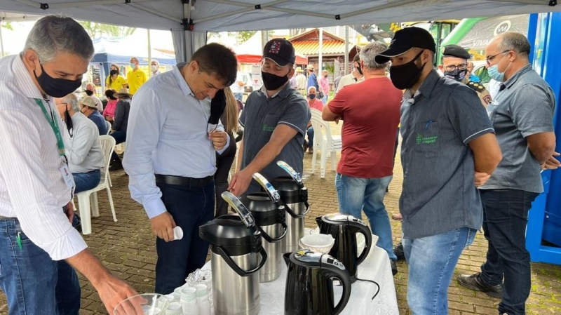 Na manhã desta segunda-feira (21), o prefeito de Araguari, Renato Carvalho, acompanhado da vice-prefeita, Maria Cecília e de secretários municipais, esteve na praça Getúlio Vargas, onde acontece o Circuito Agro Banco do Brasil.