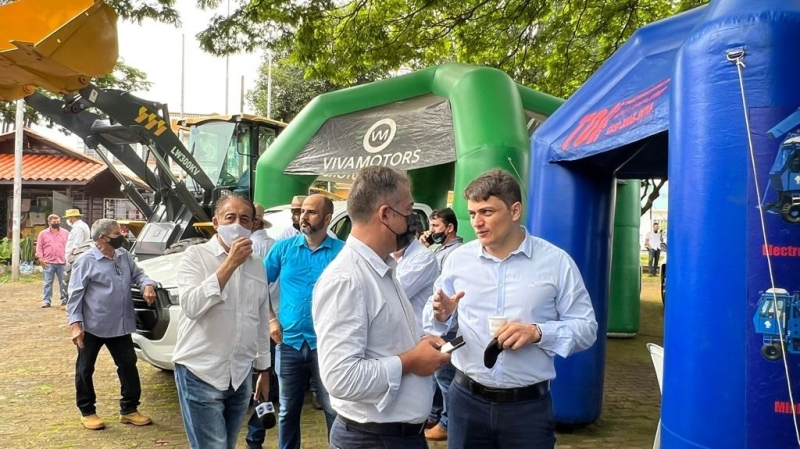 Na manhã desta segunda-feira (21), o prefeito de Araguari, Renato Carvalho, acompanhado da vice-prefeita, Maria Cecília e de secretários municipais, esteve na praça Getúlio Vargas, onde acontece o Circuito Agro Banco do Brasil.