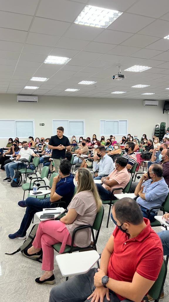 Com o intuito de sempre proporcionar o melhor para os alunos da Rede Municipal de Ensino, o prefeito Renato Carvalho juntamente de sua equipe de secretários, subsecretários e assessores especiais, se reuniram com diretores e professores de escolas da Rede Municipal de Ensino. Também estiveram presentes dois empresários do setor de programação visual e tecnologia da informação, parceiros do projeto, Guilherme Tafelli proprietário da Cyber Gênios e Gustavo Debs, proprietário da ZUP.