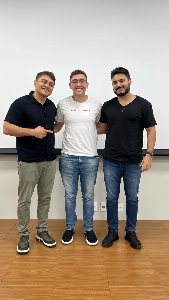 Com o intuito de sempre proporcionar o melhor para os alunos da Rede Municipal de Ensino, o prefeito Renato Carvalho juntamente de sua equipe de secretários, subsecretários e assessores especiais, se reuniram com diretores e professores de escolas da Rede Municipal de Ensino. Também estiveram presentes dois empresários do setor de programação visual e tecnologia da informação, parceiros do projeto, Guilherme Tafelli proprietário da Cyber Gênios e Gustavo Debs, proprietário da ZUP.