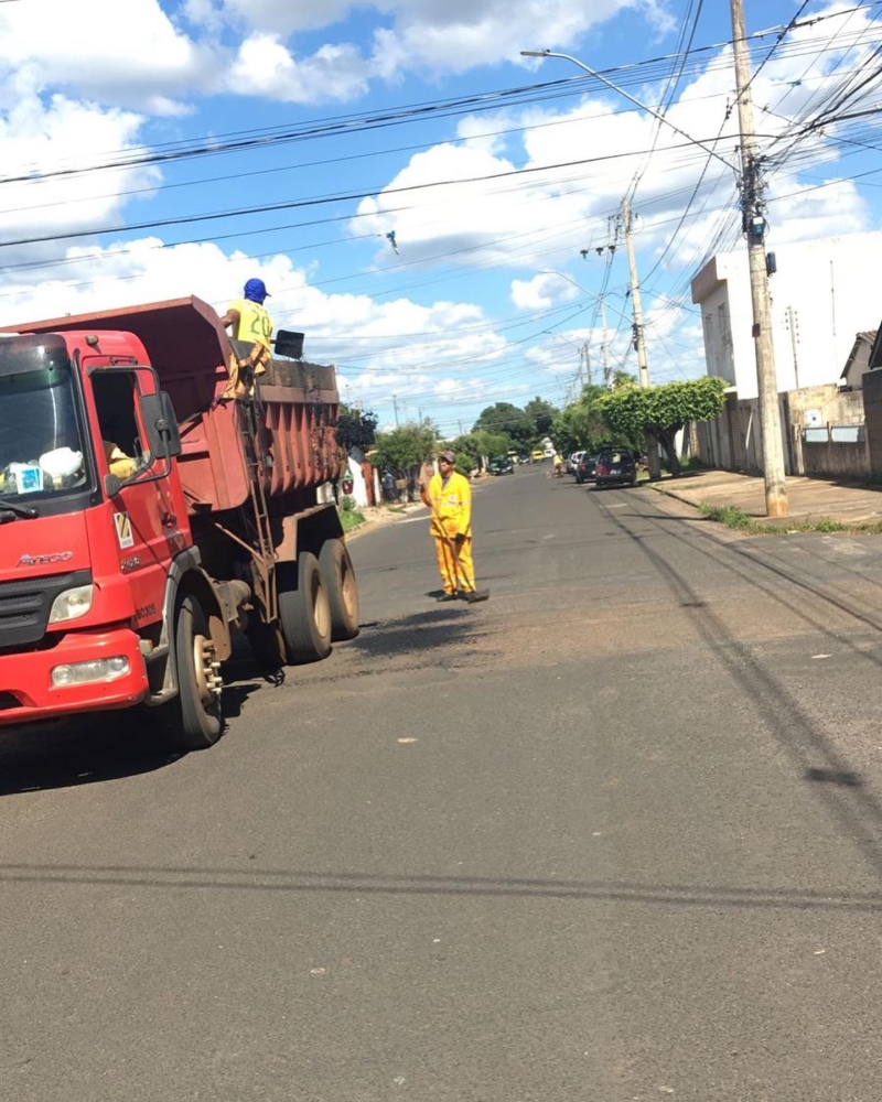 A prefeitura de Araguari, através da secretaria de Obras, segue com serviços agendados nas estradas rurais em regiões diferentes do município.