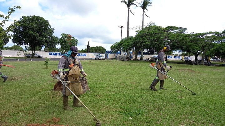 A prefeitura de Araguari através da secretaria de Serviços Urbanos, trabalha nesta primeira semana do ano, com várias equipes espalhadas em pontos diferentes da cidade, contemplando diferentes bairros e região central.