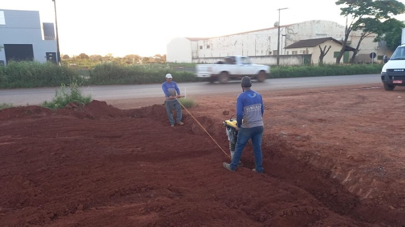 A prefeitura de Araguari através da secretaria de Obras, acompanha os serviços iniciados na via marginal da LMG-748, que está sendo preparada para receber a pavimentação asfáltica.