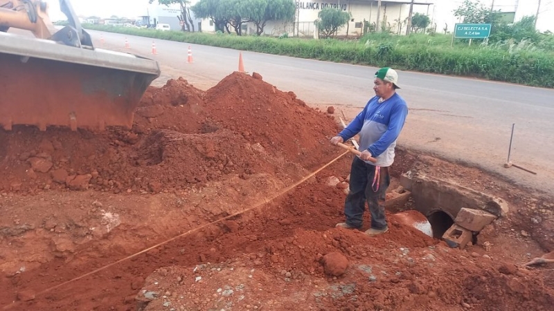 A prefeitura de Araguari através da secretaria de Obras, acompanha os serviços iniciados na via marginal da LMG-748, que está sendo preparada para receber a pavimentação asfáltica.