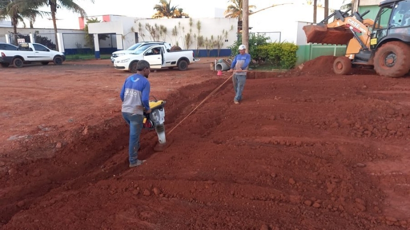 A prefeitura de Araguari através da secretaria de Obras, acompanha os serviços iniciados na via marginal da LMG-748, que está sendo preparada para receber a pavimentação asfáltica.