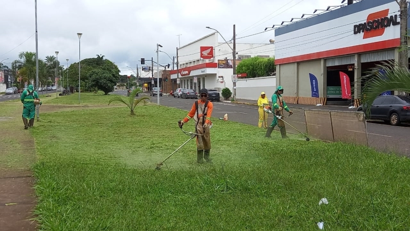 Com várias frentes de trabalho, a secretaria de Serviços Urbanos inicia mais uma semana voltada à limpeza pública da cidade. Os serviços são constituídos de podas, capina, varrição e retirada da vegetação descartada.