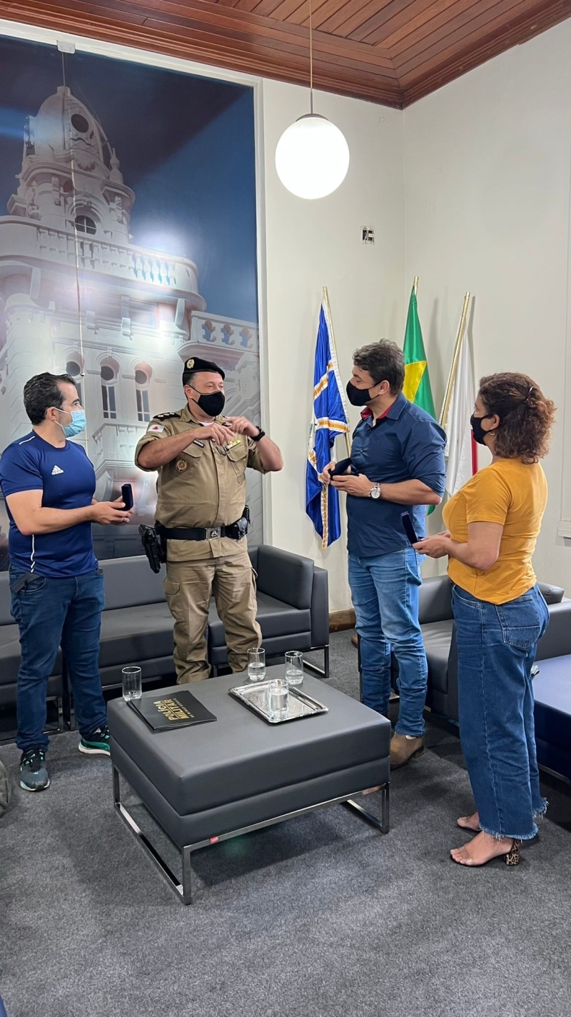 O tenente-coronel Célio Márcio Tameirão Júnior, comandante do 53º Batalhão de Polícia Militar, esteve na tarde desta quinta-feira (13), no Palácio dos Ferroviários, para homenagear o prefeito Renato Carvalho, vice-prefeita Maria Cecília de Araújo e o secretário de esportes e da juventude Wesley Lucas Mendonça.  