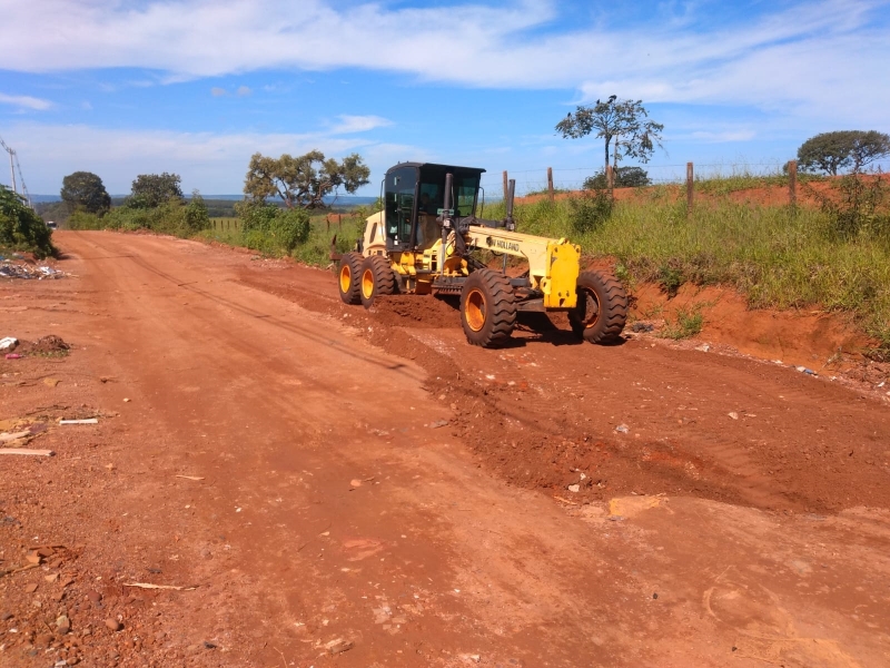 Aproveitando a trégua das chuvas e com o sol predominando no município, a prefeitura de Araguari, através da secretaria de Obras enviou a região do Desamparo e do Fundão máquinas para solucionar problemas causados nas últimas semanas.