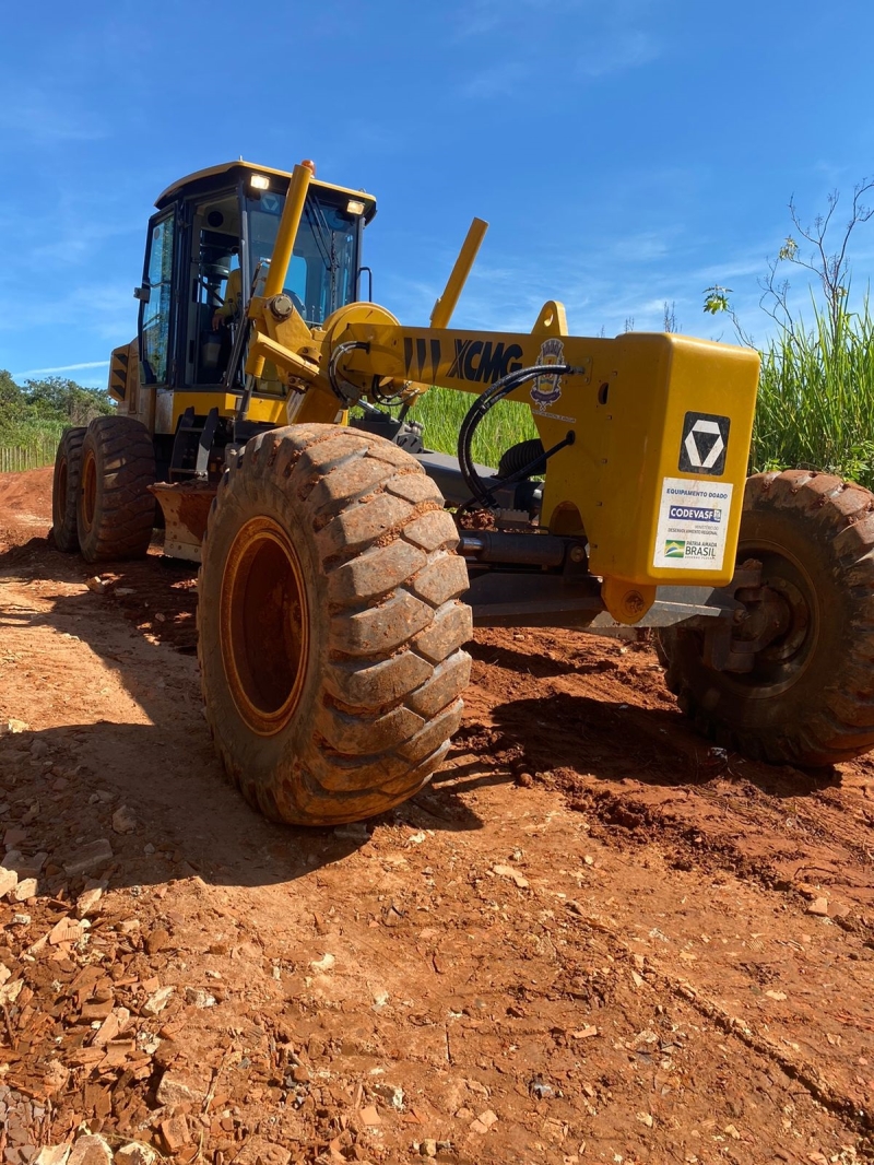 Aproveitando a trégua das chuvas e com o sol predominando no município, a prefeitura de Araguari, através da secretaria de Obras enviou a região do Desamparo e do Fundão máquinas para solucionar problemas causados nas últimas semanas.