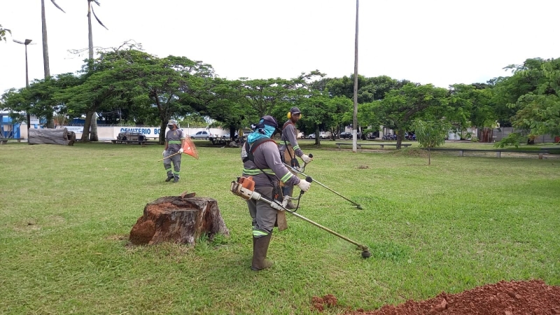 A Prefeitura de Araguari, através da Secretaria de Serviços Urbanos e Distritais trabalhou durante a semana em vários pontos da cidade. A manutenção foi realizada em praças, avenidas e ruas da cidade.