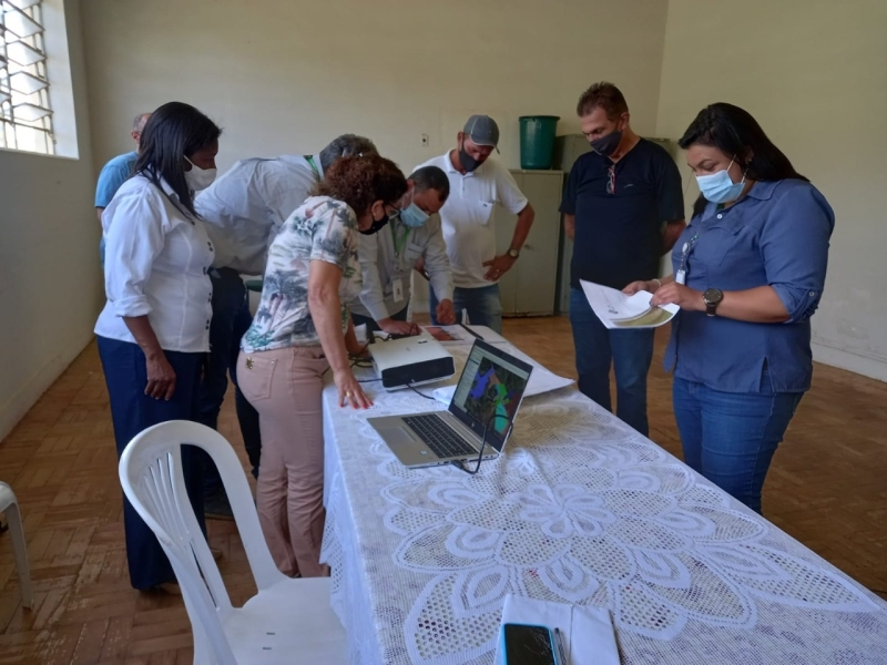 A vice-prefeita de Araguari Maria Cecília e a secretária de Agricultura Waldeni Maria de Assis, se reuniram nesta terça-feira (18), com representantes da Empresa LD Celulose e com a equipe técnica das secretarias de Obras e de Agricultura.