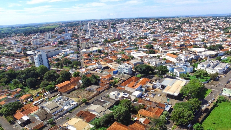 Com o objetivo de atualizar a base cadastral de todos os imóveis do município, a prefeitura de Araguari iniciou o processo de georreferenciamento. Nele será possível efetuar o mapeamento da cidade atualizando o cadastro dos imóveis e logradouros. Também auxiliará na viabilidade em efetuar o controle epidemiológico das áreas com mais focos de doenças, verificar com precisão os bairros que possuem mais crianças inclusive com a faixa etária, mapear as rotas que as vans escolares passam para levar os alunos até as escolas, além de possibilitar o acesso do contribuinte aos dados de seu imóvel em tempo real inclusive fotos da fachada.