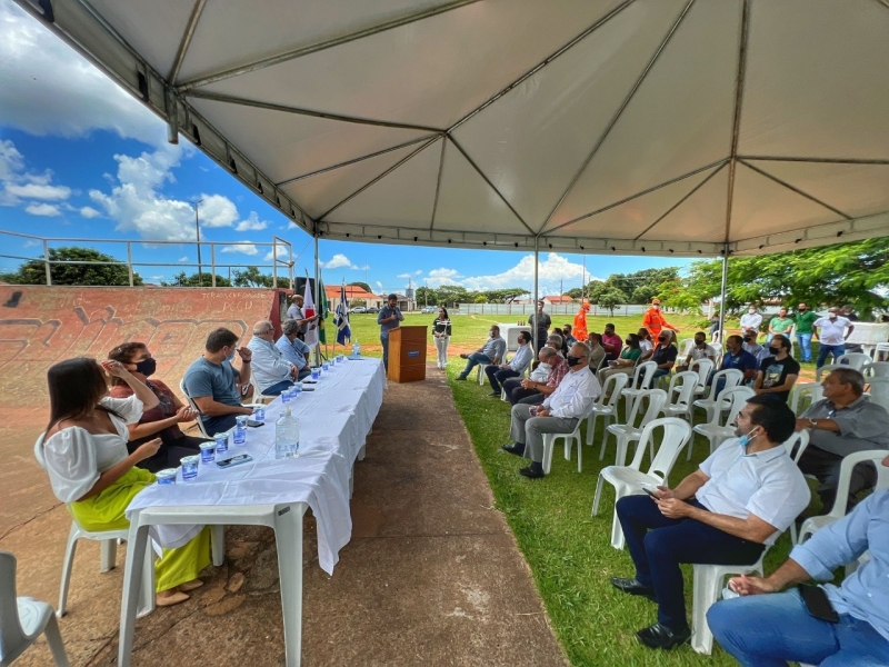 A prefeitura de Araguari através da secretaria de Serviços Urbanos e Distritais, realizou na manhã desta sexta-feira (21), a assinatura da Ordem de Serviço para a realização das obras de revitalização da praça Avelino Coutinho Alves no bairro Miranda.