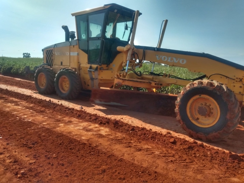 Iniciando a semana, a prefeitura Municipal através da secretaria de Obras, está com cinco frentes de trabalho na zona rural, com manutenção nas estradas rurais do município.