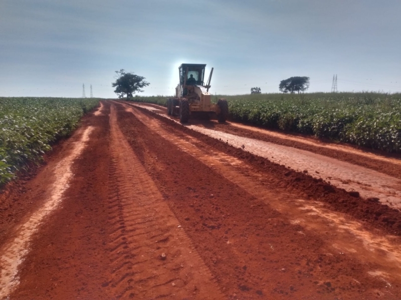 Iniciando a semana, a prefeitura Municipal através da secretaria de Obras, está com cinco frentes de trabalho na zona rural, com manutenção nas estradas rurais do município.