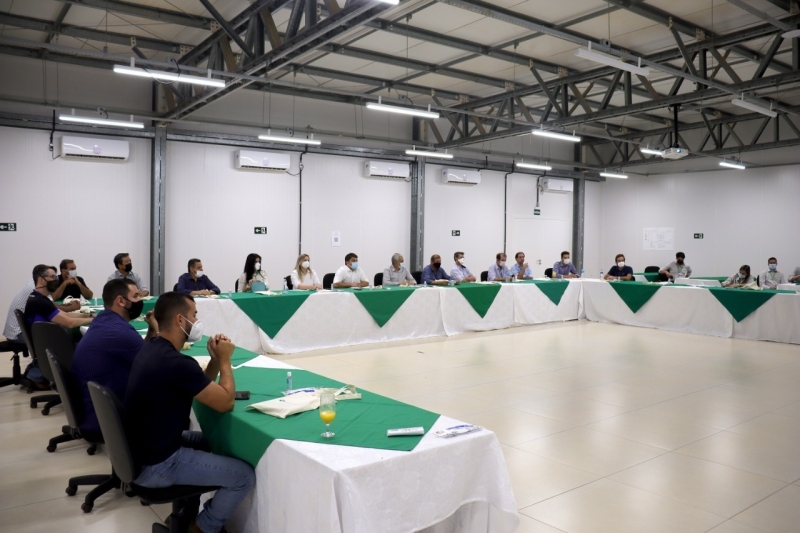 Representantes da LD Celulose reuniram-se, na manhã desta segunda-feira, 24, com o prefeito de Araguari, Renato Carvalho, a secretária de Desenvolvimento Econômico e Turismo, Karla Fernandes, além de membros do Conselho de Fomento do município. O objetivo da reunião foi atualizar as autoridades municipais sobre o andamento da obra e mostrar as etapas que estão por vir. O Conselho de Fomento é formado por empresários e representantes de entidades de classe de Araguari, como FIEMG, OAB, CDL, Sindicato Rural, ACIA, CREA, Sicoob, ACA, entre outros.