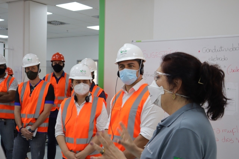 Representantes da LD Celulose reuniram-se, na manhã desta segunda-feira, 24, com o prefeito de Araguari, Renato Carvalho, a secretária de Desenvolvimento Econômico e Turismo, Karla Fernandes, além de membros do Conselho de Fomento do município. O objetivo da reunião foi atualizar as autoridades municipais sobre o andamento da obra e mostrar as etapas que estão por vir. O Conselho de Fomento é formado por empresários e representantes de entidades de classe de Araguari, como FIEMG, OAB, CDL, Sindicato Rural, ACIA, CREA, Sicoob, ACA, entre outros.