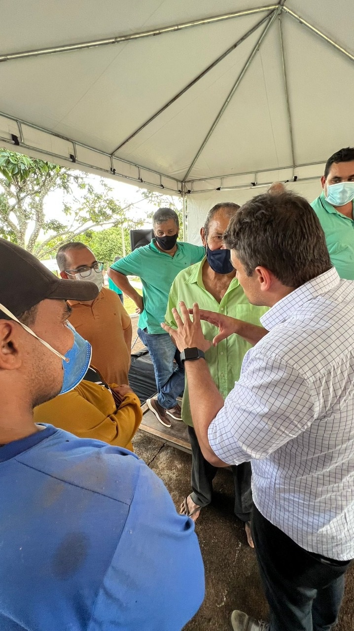 Em mais uma ação pioneira, a prefeitura de Araguari lançou na tarde desta quarta-feira (26), no distrito de Piracaíba, o Programa Programa de Regularização Fundiária – REURB (Araguari e Minas) que tem como público alvo, as prefeituras e os próprios cidadãos.