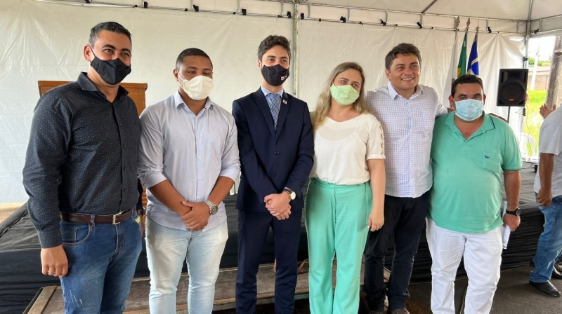 Em mais uma ação pioneira, a prefeitura de Araguari lançou na tarde desta quarta-feira (26), no distrito de Piracaíba, o Programa Programa de Regularização Fundiária – REURB (Araguari e Minas) que tem como público alvo, as prefeituras e os próprios cidadãos.