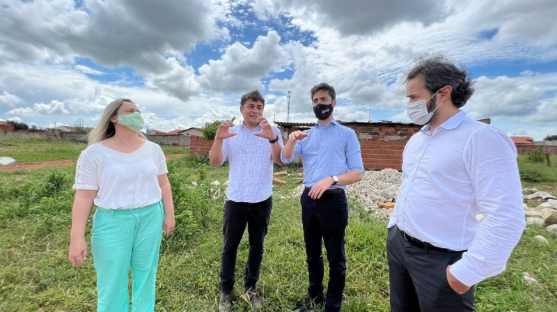 Em mais uma ação pioneira, a prefeitura de Araguari lançou na tarde desta quarta-feira (26), no distrito de Piracaíba, o Programa Programa de Regularização Fundiária – REURB (Araguari e Minas) que tem como público alvo, as prefeituras e os próprios cidadãos.