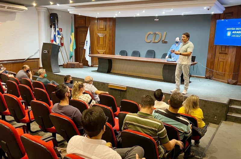 Na tarde desta quinta-feira (27), a prefeitura de Araguari promoveu no auditório da Câmara de Dirigentes Lojistas - CDL o curso Novo Empresário. O curso teve como objetivo capacitar e orientar novos empreendedores o passo a passo desde o início da formação do negócio até o processo de vendas. Profissionais de renome e com grande experiência passaram aos inscritos no workshop toda sua experiência. O prefeito Renato Carvalho deu as boas-vindas a todos e aproveitou para ressaltar todos os benefícios que os novos empreendedores podem obter abrindo seu próprio negócio formalizado. “Nossa administração preza pelo conhecimento e capacitação. Vocês todos já são vencedores e querem fazer seus negócios crescerem. Por isso aproveitem ao máximo nosso curso. Os profissionais estão aqui para esclarecer todas as dúvidas e auxiliar vocês em tudo que for preciso. Juntos vamos fomentar a economia da nossa Araguari”.