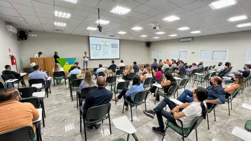 A prefeitura de Araguari por meio da secretaria de Planejamento, Orçamento e Habitação realizou na tarde de quarta-feira (26), na sala de reuniões do Sicoop/Aracoop a assinatura de convênio do Normativo de Liberdade Econômica de Araguari.