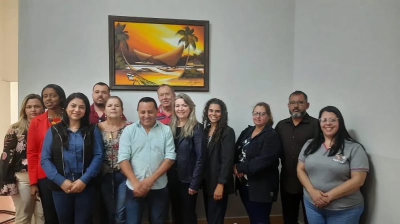 A equipe t&eacute;cnica da secretaria do Trabalho e A&ccedil;&atilde;o Social, juntamente com o presidente e membros do CMDCA (Conselho Municipal dos Direitos da Crian&ccedil;a e do Adolescente), estiveram nesta sexta-feira (14), na cidade de Monte Carmelo, conhecendo o "Projeto Capacitando para o Futuro". O projeto consiste na capacita&ccedil;&atilde;o e inser&ccedil;&atilde;o de adolescentes e jovens no mercado. "A rela&ccedil;&atilde;o entre o jovem e o mercado de trabalho nem sempre &eacute; f&aacute;cil. Isso porque alguns pontos importantes para a inser&ccedil;&atilde;o nesse meio, depende de experi&ecirc;ncias anteriores. Sendo assim, a posi&ccedil;&atilde;o do jovem nesse cen&aacute;rio depende da dedica&ccedil;&atilde;o aos estudos e da busca por qualifica&ccedil;&otilde;es para garantir um bom curr&iacute;culo mesmo no primeiro emprego. &Eacute; exatamente essa barreira que queremos quebrar trazendo informa&ccedil;&otilde;es e qualifica&ccedil;&atilde;o para os nossos jovens estarem aptos ao primeiro emprego&rdquo;, pontuou o secret&aacute;rio da pasta, Paulo Ap&oacute;stolo.