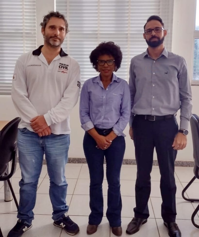 A superintendente de Água e Esgoto, Claudia Eliane Barbosa de Melo, se reuniu na última quinta-feira (23), com o delegado regional de Polícia Civil, Dr. Wilton Fernandes. A reunião teve como pauta o aumento de furtos de hidrômetros de residências no município, que aumentou consideravelmente nos últimos meses, onde os bairros de maior incidência foram, dentre eles, os bairros Brasília, Maria Eugênia e Chancia. De acordo com a superintendente, em média são furtados 08 (oito) a 12 (doze) hidrômetros por dia, o que gera perda de água e prejuízo ao usuário do serviço. Os hidrômetros após o furto são revendidos, mesmo não possuindo em sua estrutura material de grande valor. O furto é crime, mas a receptação também. Para que seja realizado o mapeamento de regiões com maior índice de furto de hidrômetros, é importante que o usuário que for vítima desse crime, faça o boletim de ocorrência.