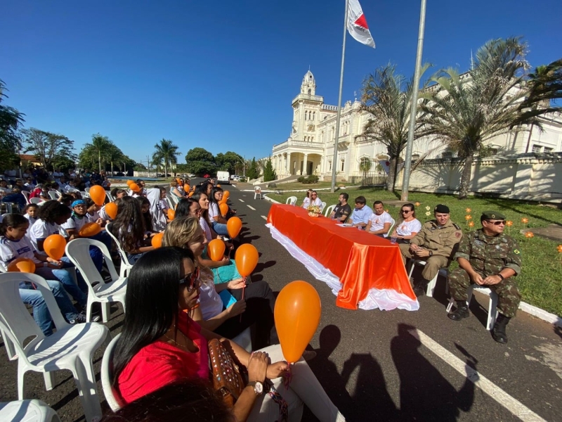 A Prefeitura de Araguari, através da Secretaria de Trabalho e Ação Social, realizou na manhã desta segunda-feira (2), o hasteamento da bandeira que marca o início das atividades do Maio Laranja 2022.