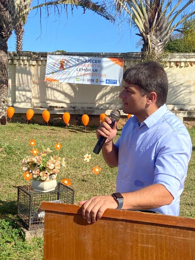 A Prefeitura de Araguari, através da Secretaria de Trabalho e Ação Social, realizou na manhã desta segunda-feira (2), o hasteamento da bandeira que marca o início das atividades do Maio Laranja 2022.