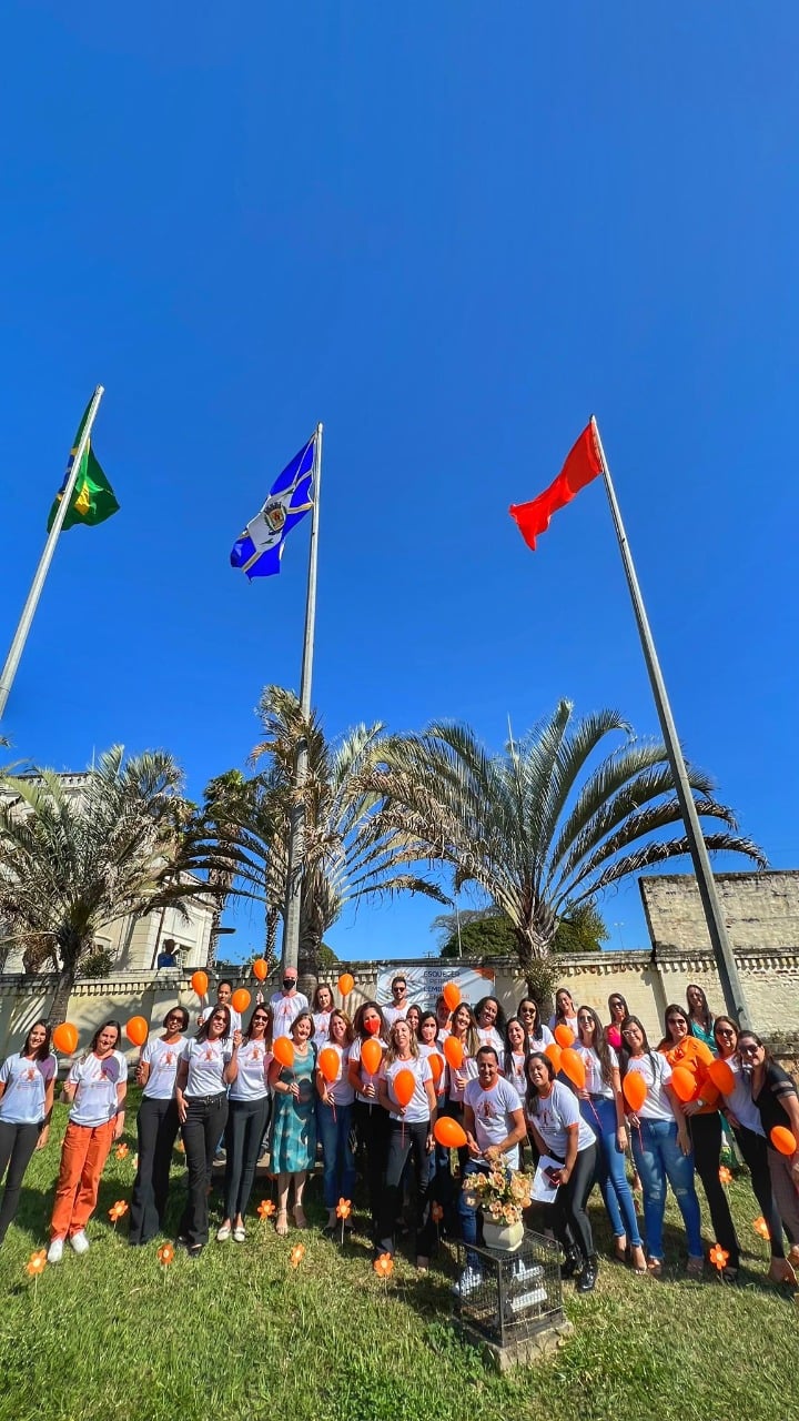 A Prefeitura de Araguari, através da Secretaria de Trabalho e Ação Social, realizou na manhã desta segunda-feira (2), o hasteamento da bandeira que marca o início das atividades do Maio Laranja 2022.