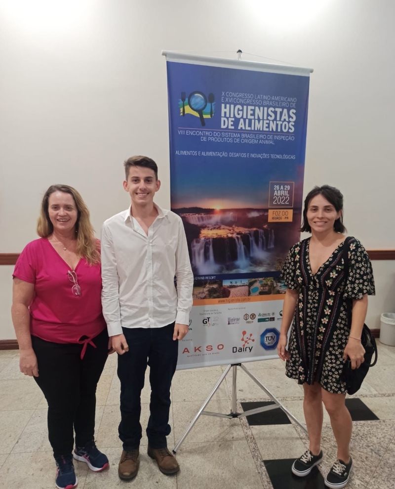A Prefeitura de Araguari, através da Secretaria de Agricultura, trabalha na capacitação dos servidores do Serviço de Inspeção Municipal – SIM. Na última quinta-feira (28), os servidores participaram do 8º Encontro do Sistema Brasileiro de Inspeção de Produtos de Origem, em Foz do Iguaçu/PR. O evento foi promovido pela Secretaria de Defesa Agropecuária (SDA/MAPA - Ministério da Agricultura, Pecuária e Agronegócios).