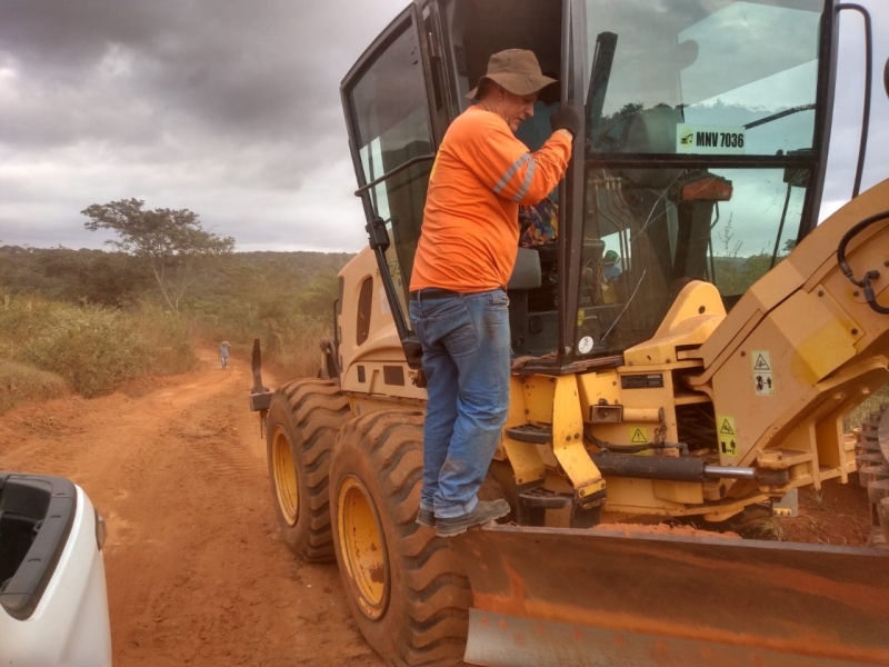 O trabalho de manutenção das estradas rurais do município é um serviço diário por parte da secretaria de Obras. Um serviço necessário que busca facilitar o deslocamento das pessoas que residem nas mais diversas comunidades e favorece ainda o transporte da produção agrícola do município. Nesta semana, seis regiões estão recebendo o benefício: Retiro Velho, Taquaral, Bom Jardim (Assentamento), Florestina (Barreirão/Barro Branco), Bocaina e Serra do 38 (Ararapira/Bocaina).  A secretaria de Obras reforça o compromisso com a zona rural mantendo o cronograma com todos os setores cadastrados. Informa ainda, que as máquinas somente são retiradas de cada setor quando ocorre o término do serviço.  “É um trabalho diário que ocorre por parte da secretaria de Obras. Buscamos sempre oferecer aos usuários vias mais estruturadas para o tráfego normal de veículos”, explicou o secretário Luiz Felipe Miranda.