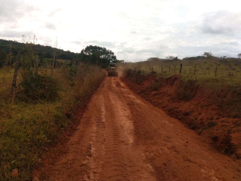 O trabalho de manutenção das estradas rurais do município é um serviço diário por parte da secretaria de Obras. Um serviço necessário que busca facilitar o deslocamento das pessoas que residem nas mais diversas comunidades e favorece ainda o transporte da produção agrícola do município. Nesta semana, seis regiões estão recebendo o benefício: Retiro Velho, Taquaral, Bom Jardim (Assentamento), Florestina (Barreirão/Barro Branco), Bocaina e Serra do 38 (Ararapira/Bocaina).  A secretaria de Obras reforça o compromisso com a zona rural mantendo o cronograma com todos os setores cadastrados. Informa ainda, que as máquinas somente são retiradas de cada setor quando ocorre o término do serviço.  “É um trabalho diário que ocorre por parte da secretaria de Obras. Buscamos sempre oferecer aos usuários vias mais estruturadas para o tráfego normal de veículos”, explicou o secretário Luiz Felipe Miranda.