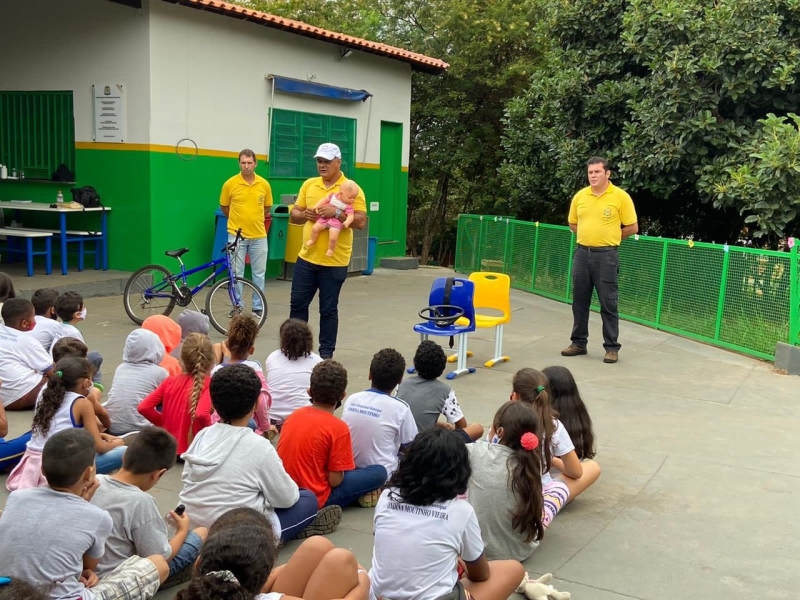 A prefeitura Municipal de Araguari através da Settrans - secretaria de Trânsito Transporte e Mobilidade Urbana em razão técnica do Movimento Maio Amarelo que este ano tem como tema JUNTOS SALVAMOS VIDA, ministraram a palestra papo legal com o tema: Segurança e Gentileza no Trânsito no CEM Ondina Moutinho Vieira. Utilizando dinâmica simples, de fácil captação para crianças com brincadeiras e demonstrações de materiais didáticos sobre trânsito. Agradecemos aos servidores do Settrans, Zeca Maximimo (Instrutor de Trânsito), Pollyanna Cabral (Apoio), Rogério Rocha (Operacional) Cap. J. Camargo (Assessor Especial de Trânsito e Transporte responsável pela diligência) e a diretora do Cem, senhora Sônia Maria Campos pelo apoio e calorosa recepção.