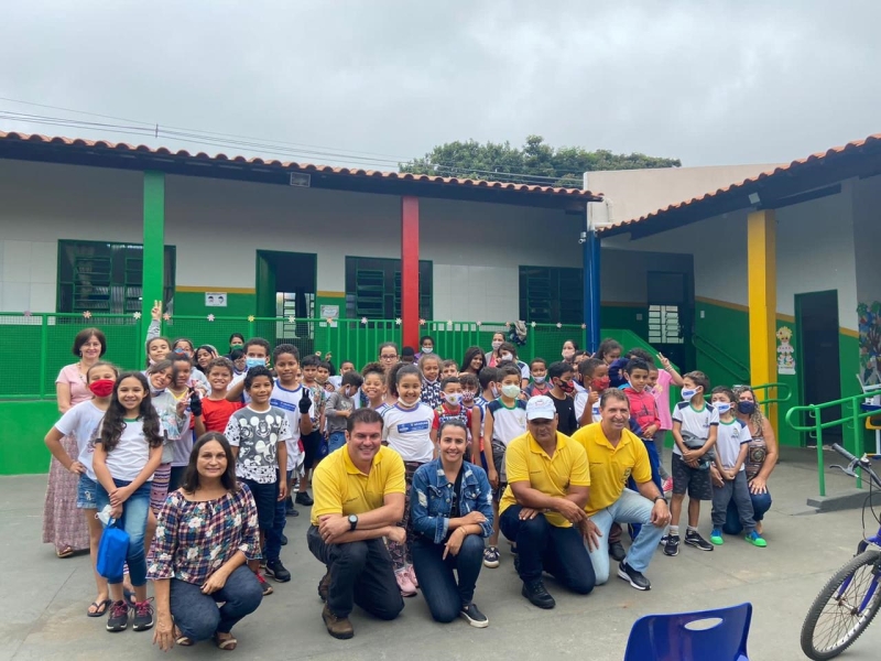 A prefeitura Municipal de Araguari através da Settrans - secretaria de Trânsito Transporte e Mobilidade Urbana em razão técnica do Movimento Maio Amarelo que este ano tem como tema JUNTOS SALVAMOS VIDA, ministraram a palestra papo legal com o tema: Segurança e Gentileza no Trânsito no CEM Ondina Moutinho Vieira. Utilizando dinâmica simples, de fácil captação para crianças com brincadeiras e demonstrações de materiais didáticos sobre trânsito. Agradecemos aos servidores do Settrans, Zeca Maximimo (Instrutor de Trânsito), Pollyanna Cabral (Apoio), Rogério Rocha (Operacional) Cap. J. Camargo (Assessor Especial de Trânsito e Transporte responsável pela diligência) e a diretora do Cem, senhora Sônia Maria Campos pelo apoio e calorosa recepção.