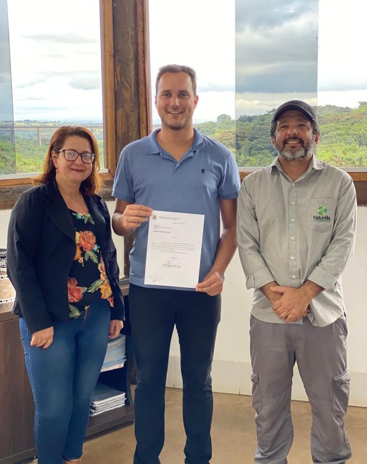 O secretário de Meio Ambiente, Guilherme Santana, assinou nesta terça-feira (4), a Ordem de Serviço para o Plano de Manejo do Parque Municipal do Bosque John Kennedy. O objetivo é fortalecer e proteger um dos patrimônios ambientais mais importantes de nosso Município. De acordo com Guilherme, o Plano de Manejo é de extrema importância, pois será realizado um estudo e diagnóstico acerca da fauna e da flora do bosque. “Também será feito o levantamento de espécies, possíveis melhorias, e análises profundas das necessidades de parque”, destacou. A empresa Naturalia Sócio-Ambiental irá efetuar os serviços de acordo com o Contrato Administrativo nº 072/2022, processo nº108/2022.