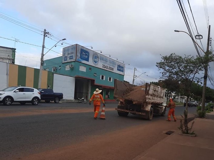 A prefeitura de Araguari, atrav&eacute;s da secretaria de Servi&ccedil;os Urbanos, e com apoio da secretaria de Obras, efetuou a limpeza de um trecho importante da avenida Batalh&atilde;o Mau&aacute;, em frente a Ch&aacute;cara Sinhazinha.