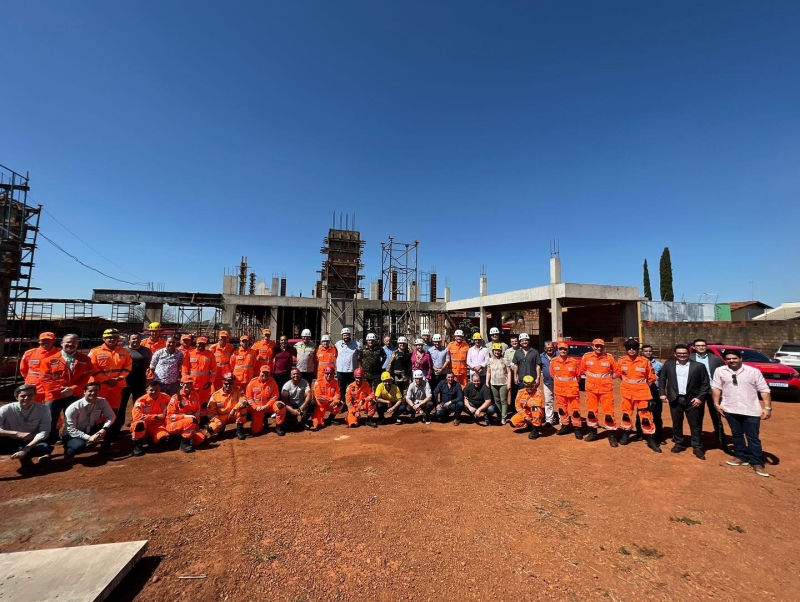 O Prefeito Renato Carvalho e a Vice-prefeita Maria Cecília Araújo, participaram na manhã desta sexta-feira (6), de uma visita técnica na área de construção da nova sede da 2ª Companhia de Bombeiros de Araguari. O encontro reuniu autoridades políticas, civis, militares e a imprensa. Na oportunidade, o prefeito, a vice, secretários, vereadores e outros visitantes receberam informações de como está a fase de construção. O novo prédio será um marco importante para a cidade de Araguari. Com a nova sede, os Bombeiros terão a capacidade no futuro de ser elevada em Batalhão. Renato Carvalho aproveitou o encontro para reafirmar o compromisso de sua gestão com os Bombeiros nesta construção. “Nossa gestão é parceira da 2ª Companhia de Bombeiros de Araguari. Acreditamos que com a nova sede os Bombeiros que já oferecem um serviço de qualidade poderão melhorar ainda mais com retorno importante para a população”, destacou.