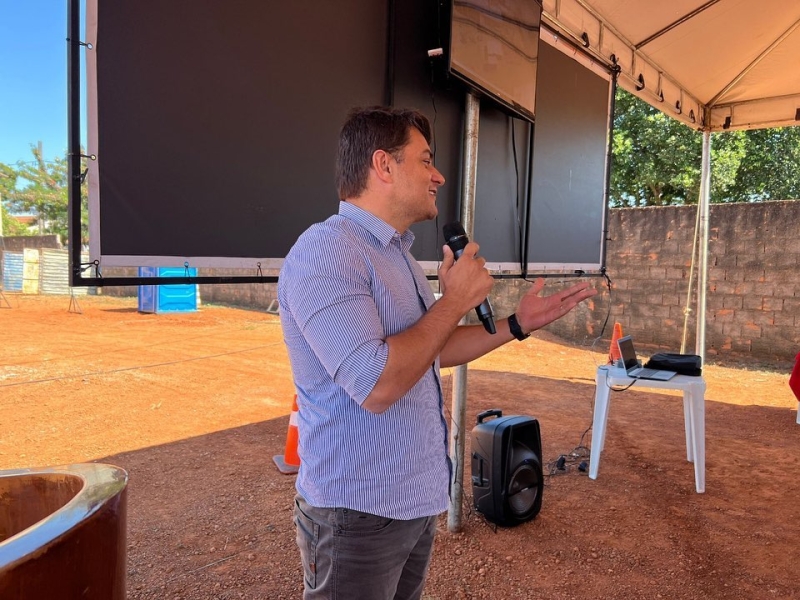 O Prefeito Renato Carvalho e a Vice-prefeita Maria Cecília Araújo, participaram na manhã desta sexta-feira (6), de uma visita técnica na área de construção da nova sede da 2ª Companhia de Bombeiros de Araguari. O encontro reuniu autoridades políticas, civis, militares e a imprensa. Na oportunidade, o prefeito, a vice, secretários, vereadores e outros visitantes receberam informações de como está a fase de construção. O novo prédio será um marco importante para a cidade de Araguari. Com a nova sede, os Bombeiros terão a capacidade no futuro de ser elevada em Batalhão. Renato Carvalho aproveitou o encontro para reafirmar o compromisso de sua gestão com os Bombeiros nesta construção. “Nossa gestão é parceira da 2ª Companhia de Bombeiros de Araguari. Acreditamos que com a nova sede os Bombeiros que já oferecem um serviço de qualidade poderão melhorar ainda mais com retorno importante para a população”, destacou.