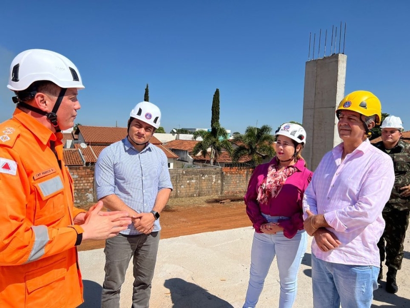 O Prefeito Renato Carvalho e a Vice-prefeita Maria Cecília Araújo, participaram na manhã desta sexta-feira (6), de uma visita técnica na área de construção da nova sede da 2ª Companhia de Bombeiros de Araguari. O encontro reuniu autoridades políticas, civis, militares e a imprensa. Na oportunidade, o prefeito, a vice, secretários, vereadores e outros visitantes receberam informações de como está a fase de construção. O novo prédio será um marco importante para a cidade de Araguari. Com a nova sede, os Bombeiros terão a capacidade no futuro de ser elevada em Batalhão. Renato Carvalho aproveitou o encontro para reafirmar o compromisso de sua gestão com os Bombeiros nesta construção. “Nossa gestão é parceira da 2ª Companhia de Bombeiros de Araguari. Acreditamos que com a nova sede os Bombeiros que já oferecem um serviço de qualidade poderão melhorar ainda mais com retorno importante para a população”, destacou.