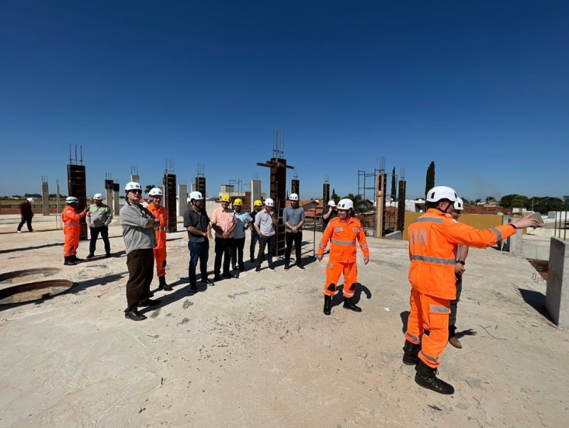 O Prefeito Renato Carvalho e a Vice-prefeita Maria Cecília Araújo, participaram na manhã desta sexta-feira (6), de uma visita técnica na área de construção da nova sede da 2ª Companhia de Bombeiros de Araguari. O encontro reuniu autoridades políticas, civis, militares e a imprensa. Na oportunidade, o prefeito, a vice, secretários, vereadores e outros visitantes receberam informações de como está a fase de construção. O novo prédio será um marco importante para a cidade de Araguari. Com a nova sede, os Bombeiros terão a capacidade no futuro de ser elevada em Batalhão. Renato Carvalho aproveitou o encontro para reafirmar o compromisso de sua gestão com os Bombeiros nesta construção. “Nossa gestão é parceira da 2ª Companhia de Bombeiros de Araguari. Acreditamos que com a nova sede os Bombeiros que já oferecem um serviço de qualidade poderão melhorar ainda mais com retorno importante para a população”, destacou.
