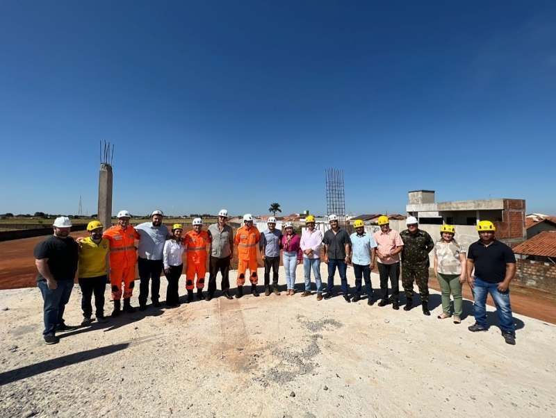 O Prefeito Renato Carvalho e a Vice-prefeita Maria Cecília Araújo, participaram na manhã desta sexta-feira (6), de uma visita técnica na área de construção da nova sede da 2ª Companhia de Bombeiros de Araguari. O encontro reuniu autoridades políticas, civis, militares e a imprensa. Na oportunidade, o prefeito, a vice, secretários, vereadores e outros visitantes receberam informações de como está a fase de construção. O novo prédio será um marco importante para a cidade de Araguari. Com a nova sede, os Bombeiros terão a capacidade no futuro de ser elevada em Batalhão. Renato Carvalho aproveitou o encontro para reafirmar o compromisso de sua gestão com os Bombeiros nesta construção. “Nossa gestão é parceira da 2ª Companhia de Bombeiros de Araguari. Acreditamos que com a nova sede os Bombeiros que já oferecem um serviço de qualidade poderão melhorar ainda mais com retorno importante para a população”, destacou.